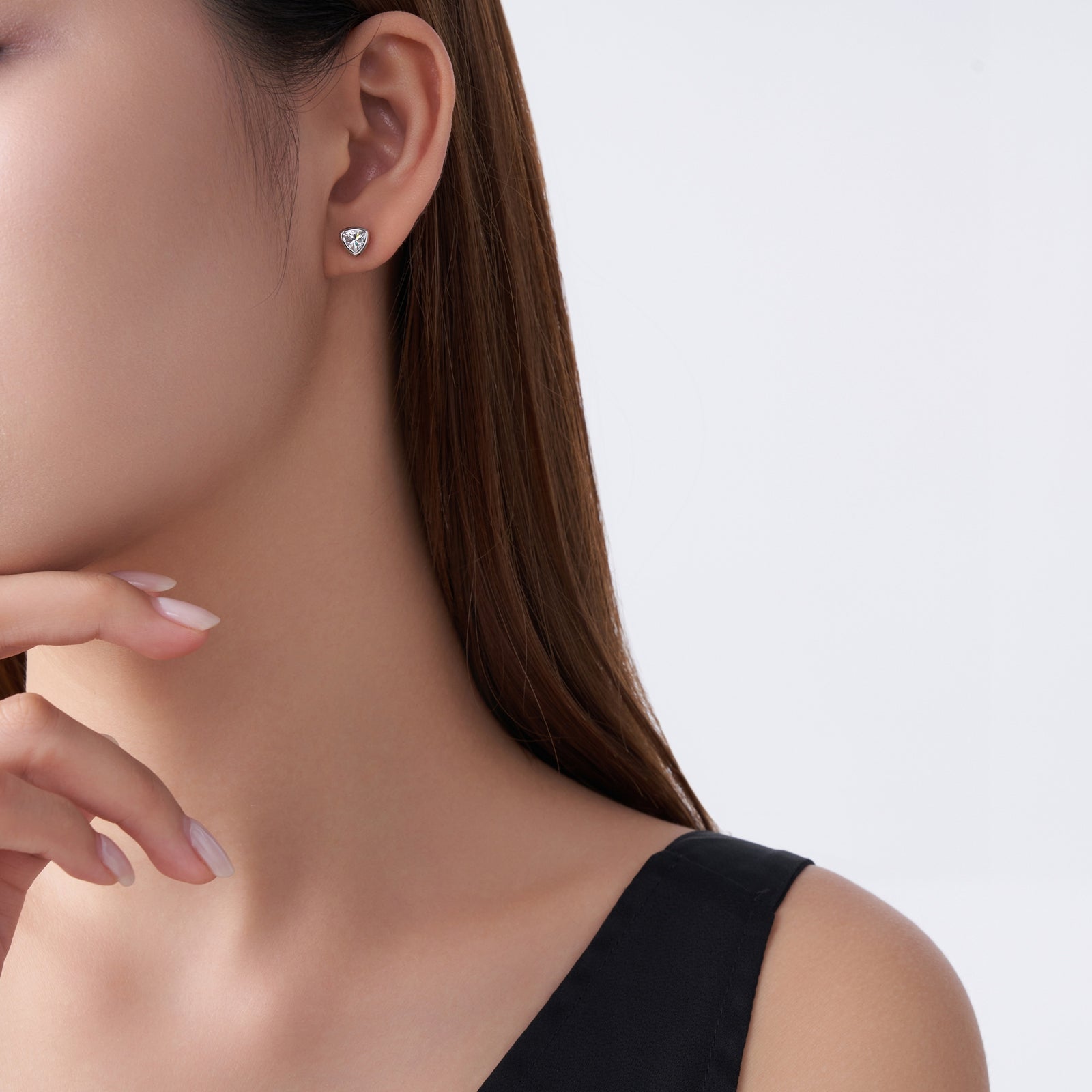 A Luxurious And Fashionable Minimalist Earring Set Featuring Top-quality Moissanite Stones, Made Of S925 Silver Electroplated With Platinum.