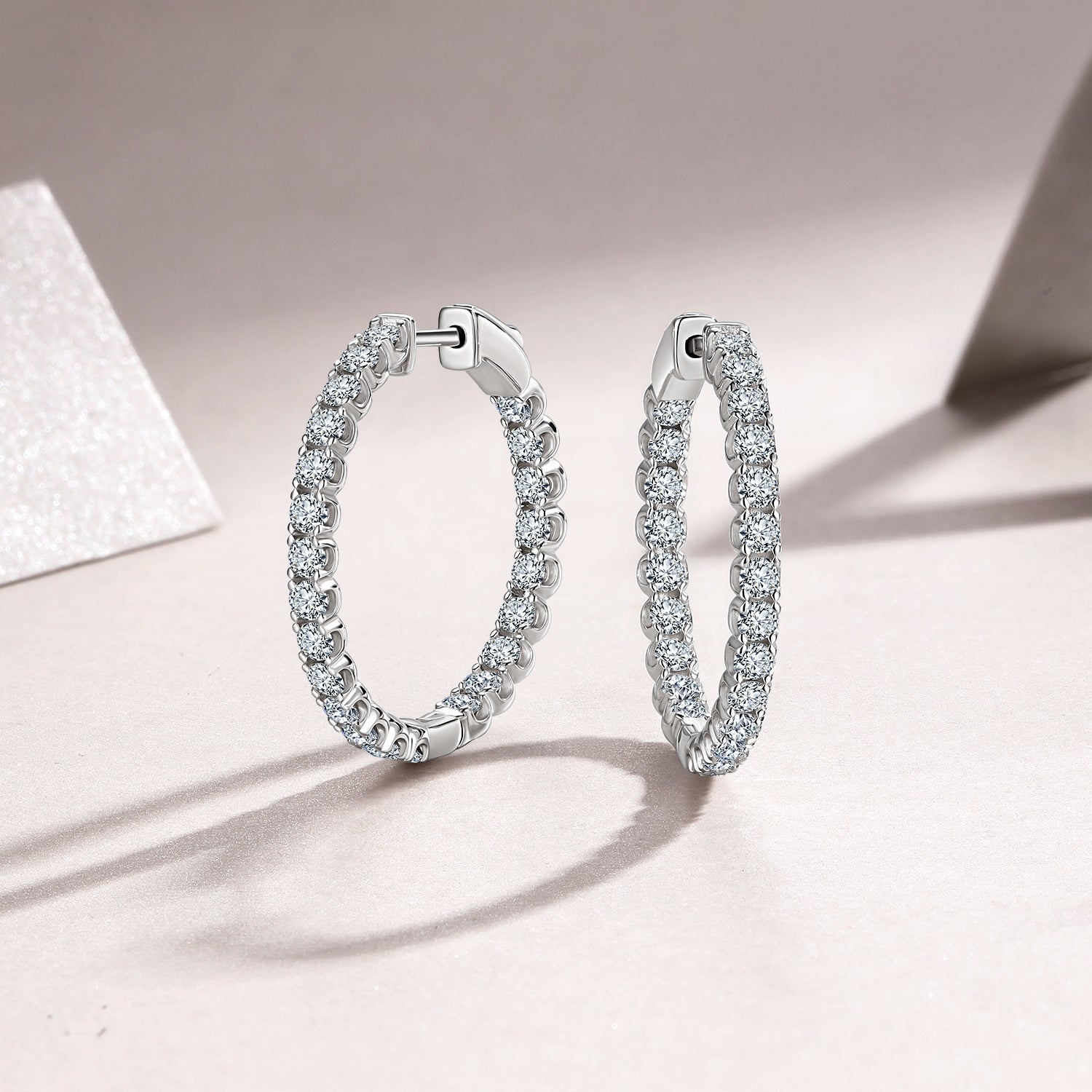 A Luxurious And Fashionable Ring Earring Set Featuring Top-quality Moissanite Stones, Made Of S925 Silver Electroplated With Platinum.