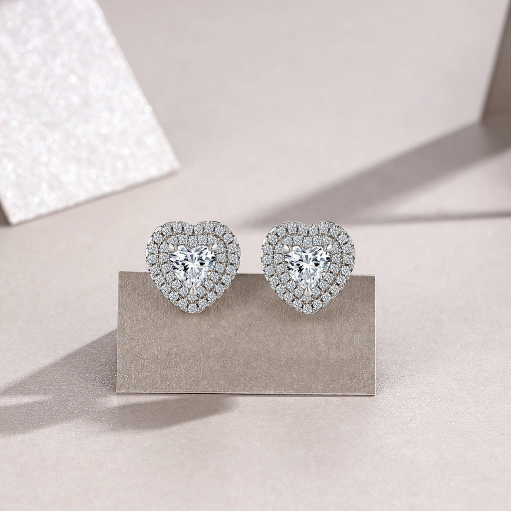 A Luxurious And Fashionable Heart Shaped Earring Set Featuring Top-quality Moissanite Stones, Made Of S925 Silver Electroplated With Platinum.