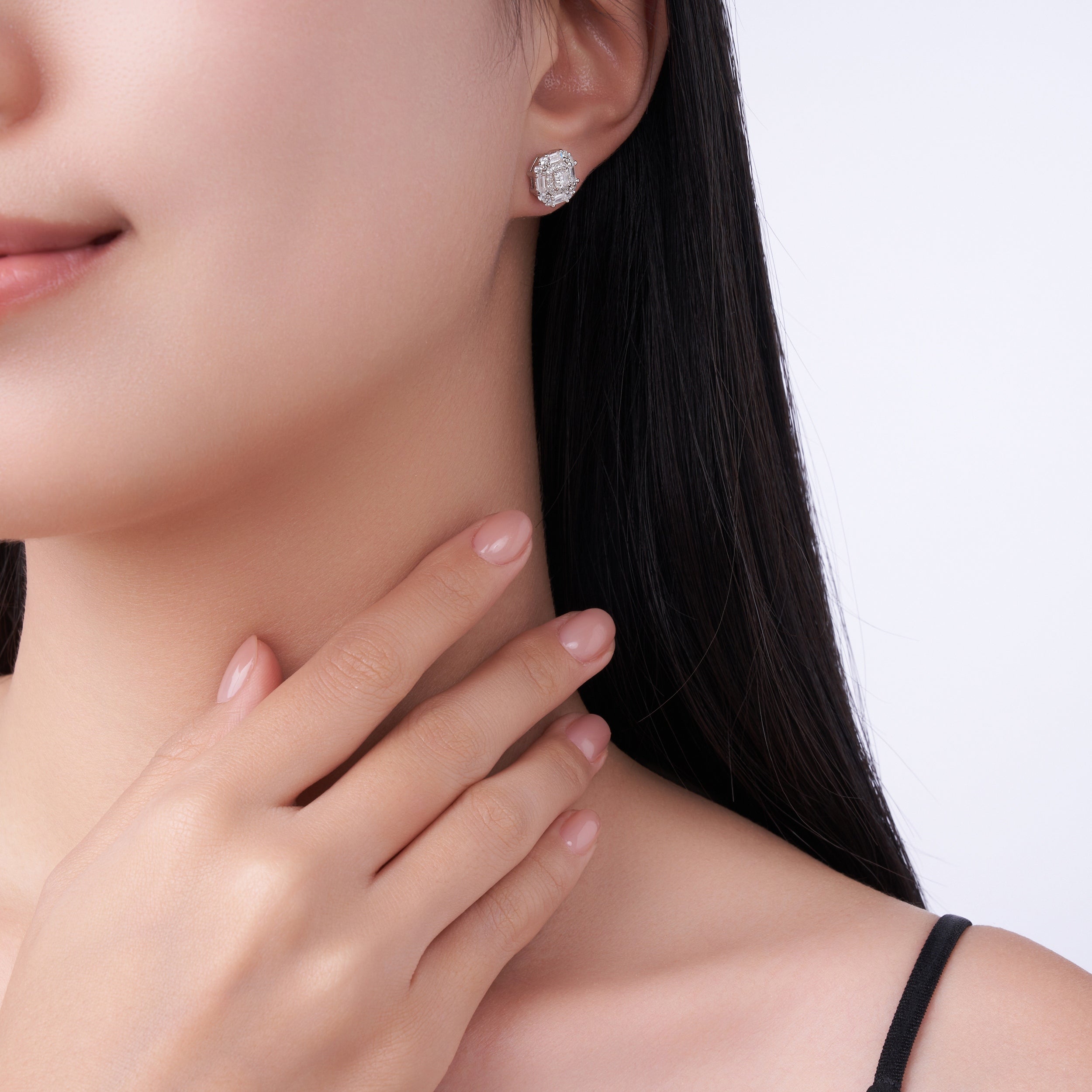 A Luxurious And Fashionable Minimalist Jewelry Earring Set Featuring Top-quality Moissanite Stones, Made Of S925 Silver Electroplated With Platinum.