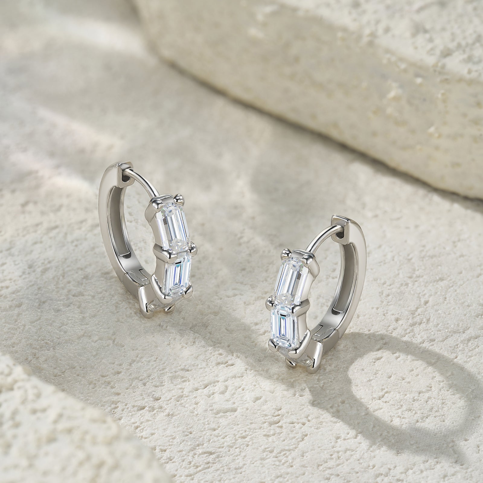 A Luxurious And Fashionable Ring Earring Set Featuring Top-quality Moissanite Stones, Made Of S925 Silver Electroplated With Platinum.