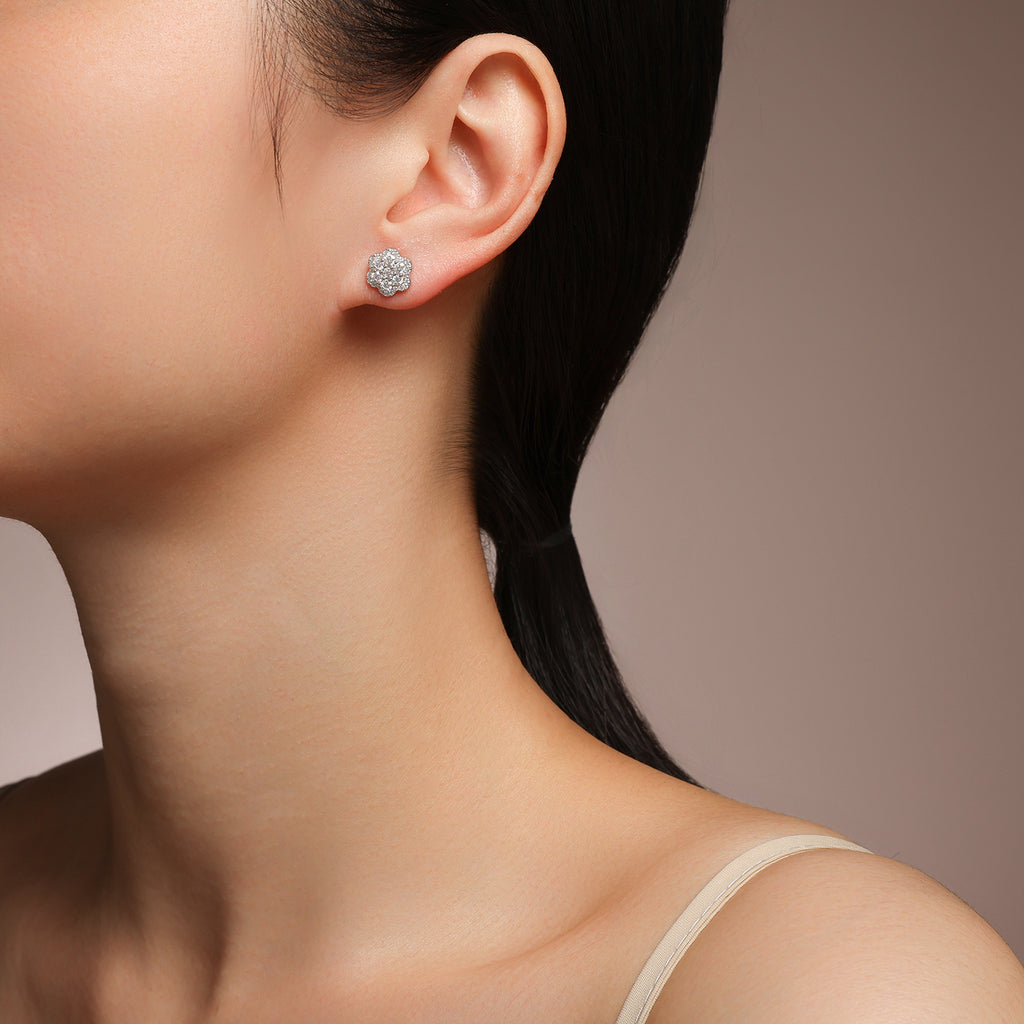 A Luxurious And Fashionable Flower Shaped Earring Set Featuring Top-quality Moissanite Stones, Made Of S925 Silver Electroplated With Platinum.