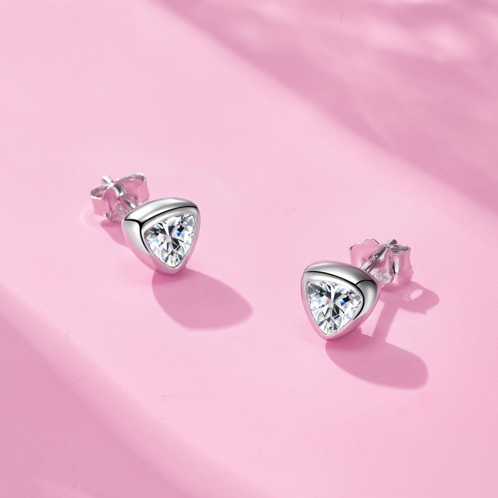 A Luxurious And Fashionable Minimalist Earring Set Featuring Top-quality Moissanite Stones, Made Of S925 Silver Electroplated With Platinum.