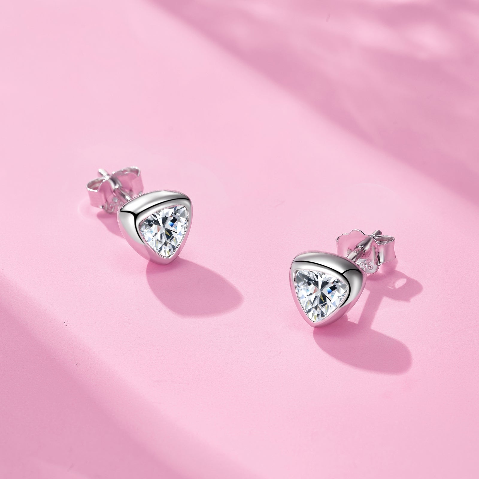 A Luxurious And Fashionable Minimalist Earring Set Featuring Top-quality Moissanite Stones, Made Of S925 Silver Electroplated With Platinum.
