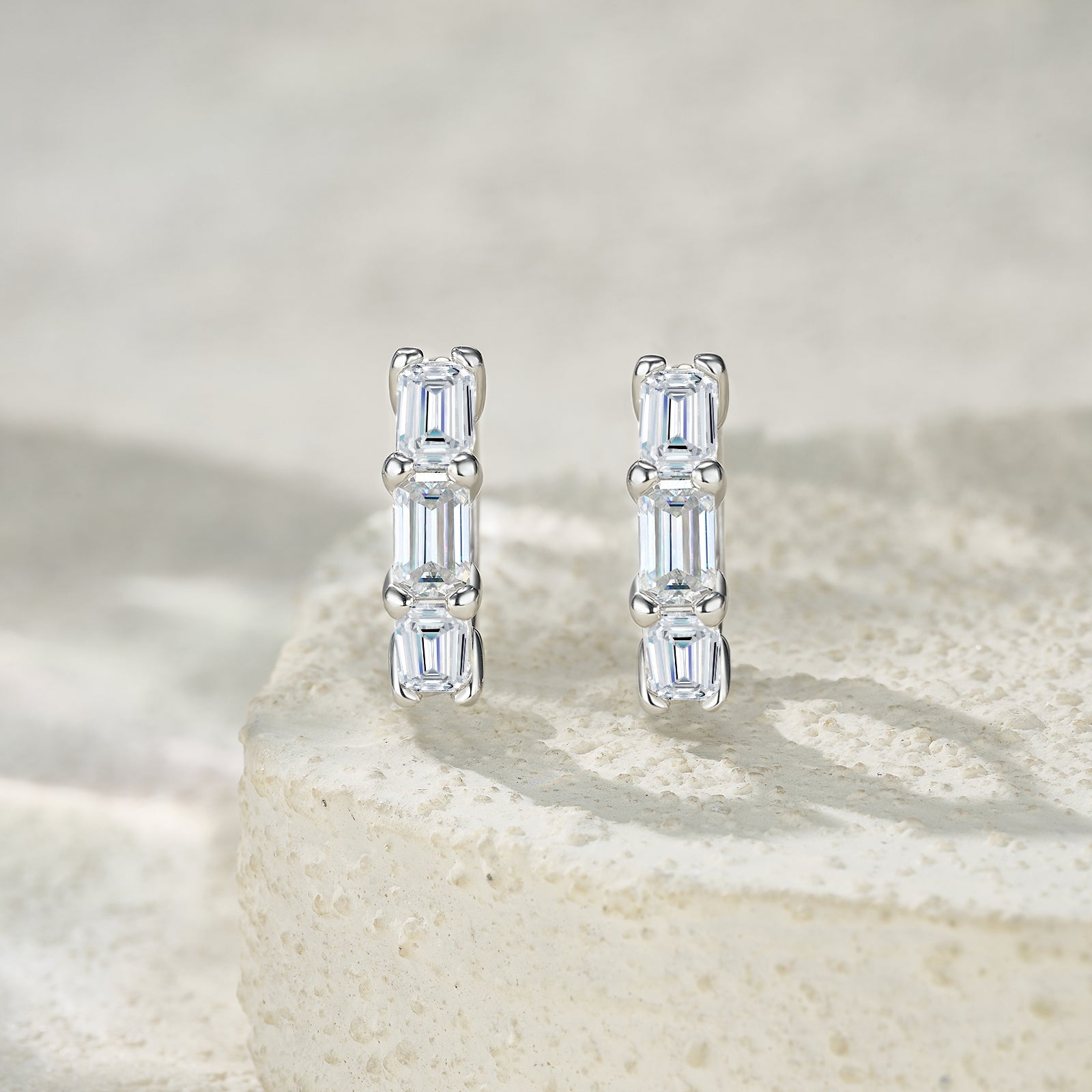 A Luxurious And Fashionable Ring Earring Set Featuring Top-quality Moissanite Stones, Made Of S925 Silver Electroplated With Platinum.