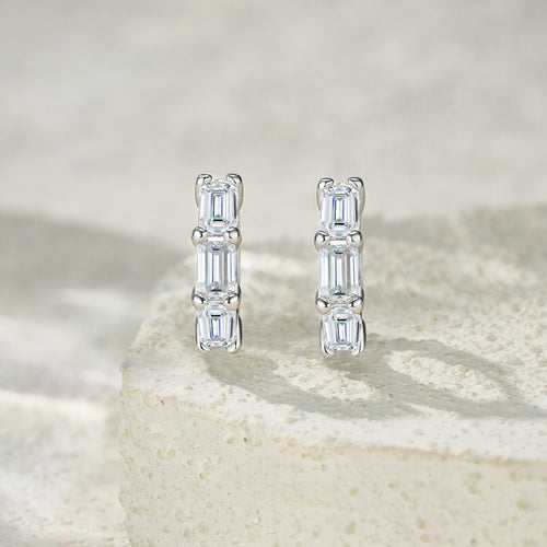 A Luxurious And Fashionable Ring Earring Set Featuring Top-quality Moissanite Stones, Made Of S925 Silver Electroplated With Platinum.