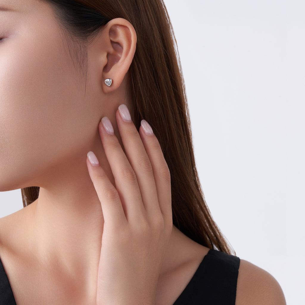 A Luxurious And Fashionable Minimalist Earring Set Featuring Top-quality Moissanite Stones, Made Of S925 Silver Electroplated With Platinum.