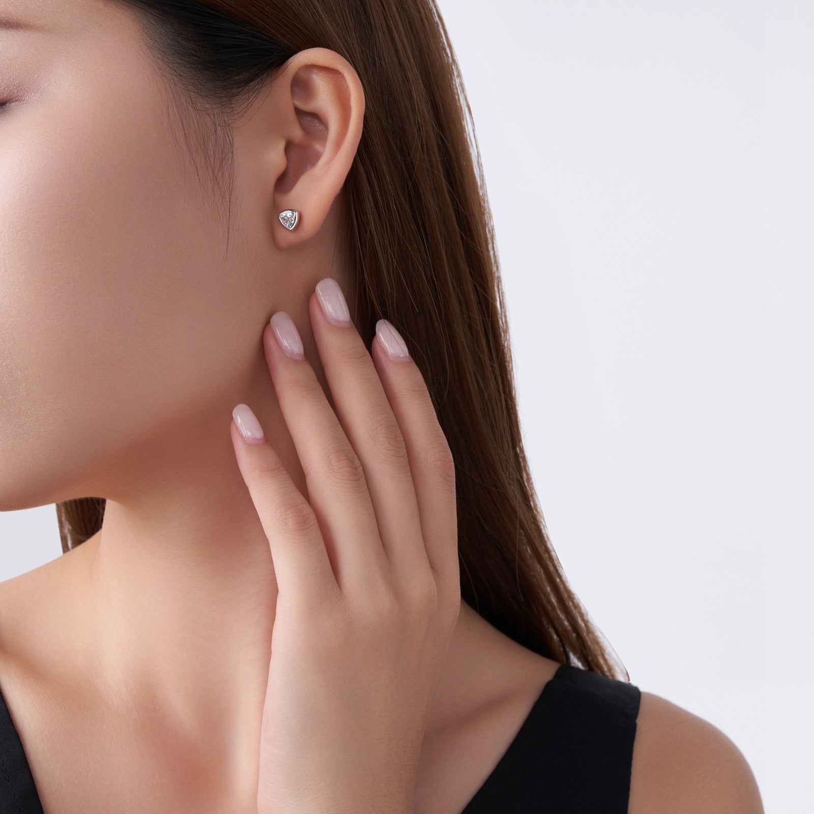 A Luxurious And Fashionable Minimalist Earring Set Featuring Top-quality Moissanite Stones, Made Of S925 Silver Electroplated With Platinum.