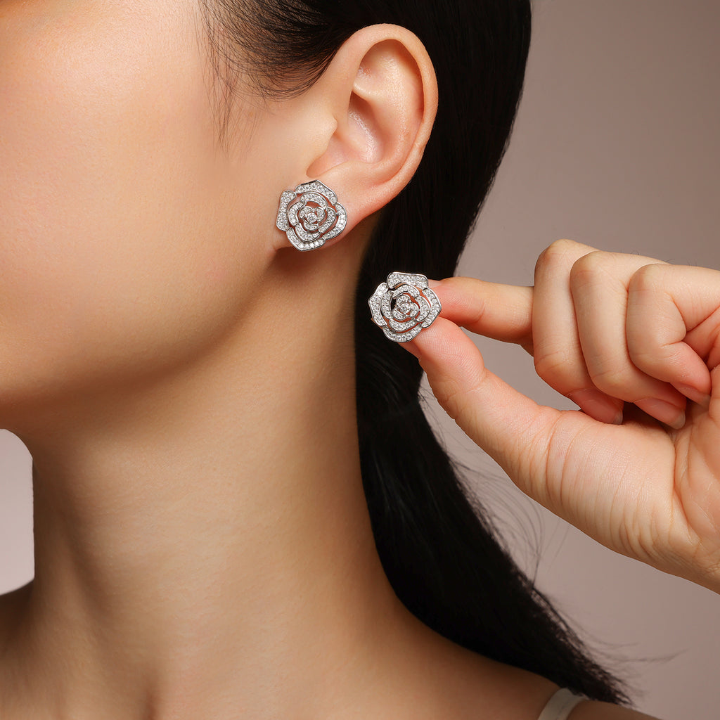 A Luxurious And Fashionable Flower Shaped Earring Set Featuring Top-quality Moissanite Stones, Made Of S925 Silver Electroplated With Platinum.