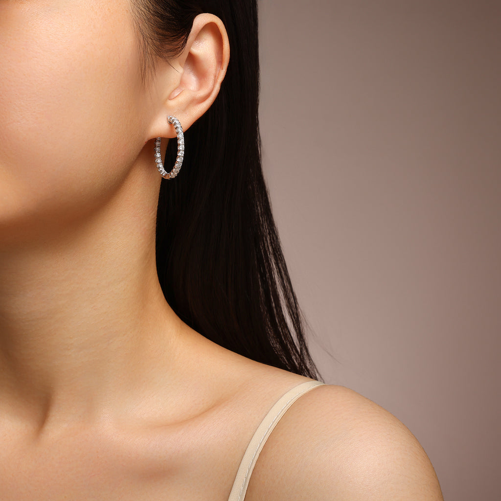 A Luxurious And Fashionable Ring Earring Set Featuring Top-quality Moissanite Stones, Made Of S925 Silver Electroplated With Platinum.