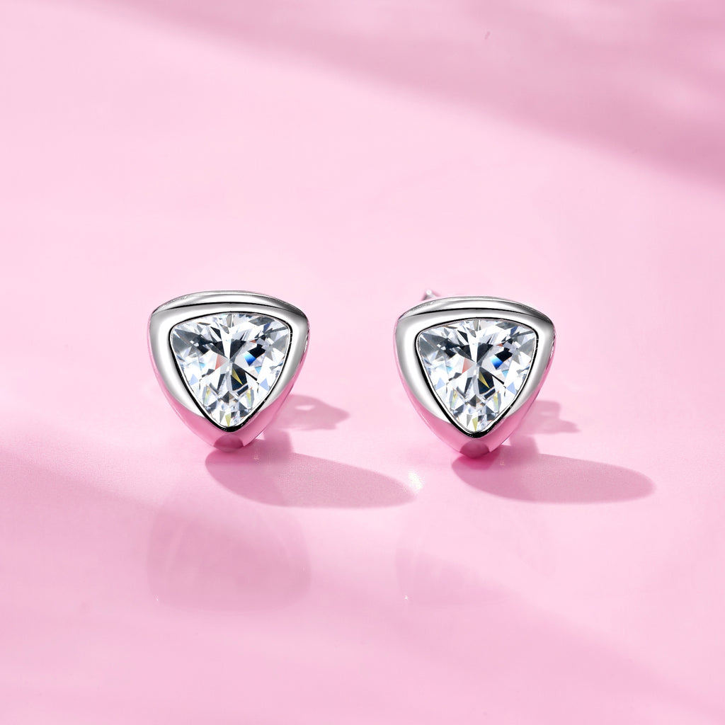 A Luxurious And Fashionable Minimalist Earring Set Featuring Top-quality Moissanite Stones, Made Of S925 Silver Electroplated With Platinum.
