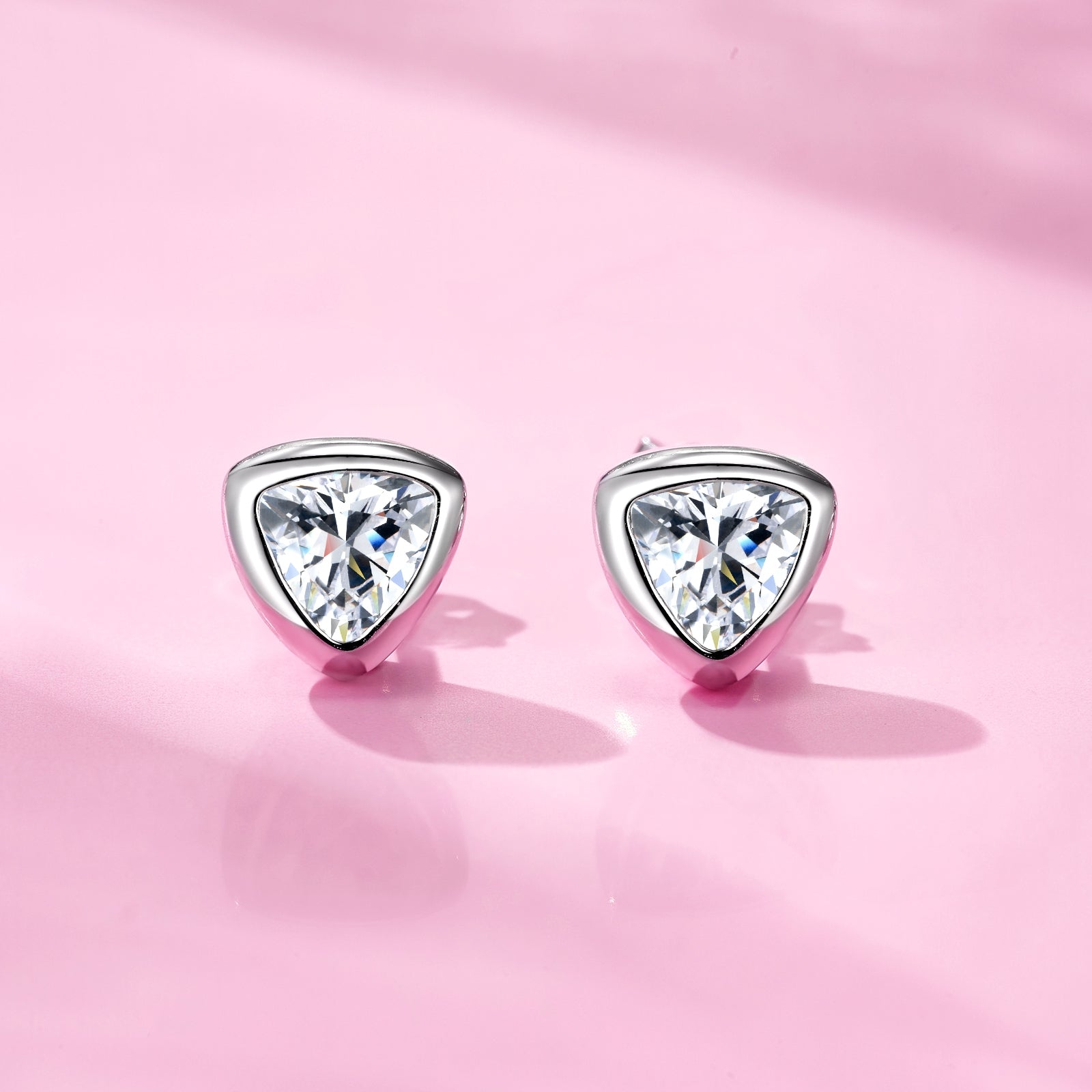 A Luxurious And Fashionable Minimalist Earring Set Featuring Top-quality Moissanite Stones, Made Of S925 Silver Electroplated With Platinum.