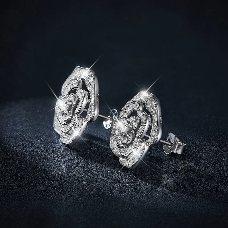 A Luxurious And Fashionable Flower Shaped Earring Set Featuring Top-quality Moissanite Stones, Made Of S925 Silver Electroplated With Platinum.