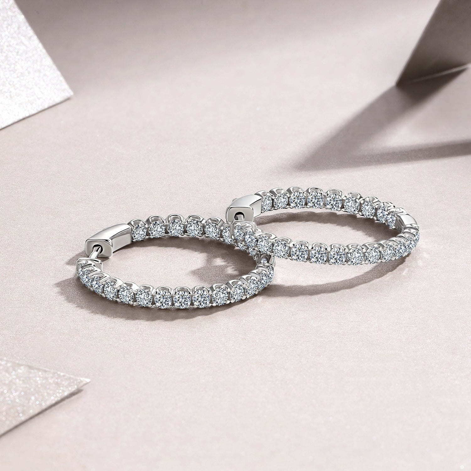 A Luxurious And Fashionable Ring Earring Set Featuring Top-quality Moissanite Stones, Made Of S925 Silver Electroplated With Platinum.