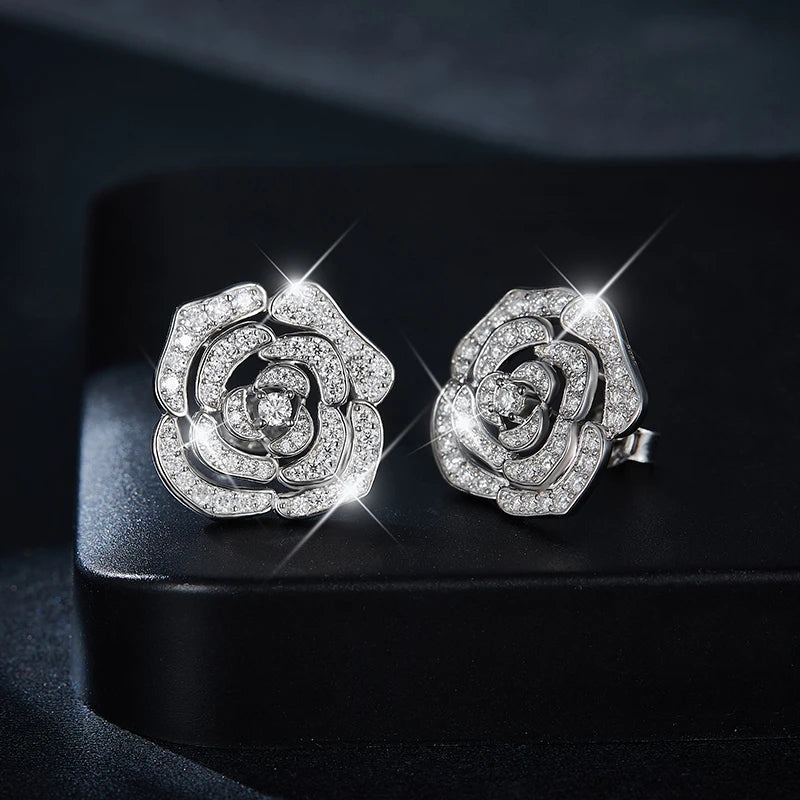 A Luxurious And Fashionable Flower Shaped Earring Set Featuring Top-quality Moissanite Stones, Made Of S925 Silver Electroplated With Platinum.
