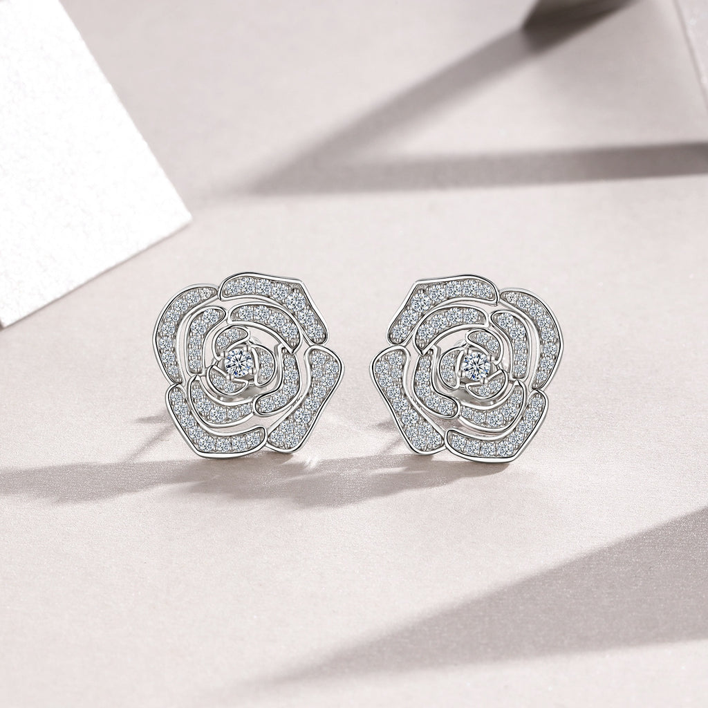 A Luxurious And Fashionable Flower Shaped Earring Set Featuring Top-quality Moissanite Stones, Made Of S925 Silver Electroplated With Platinum.