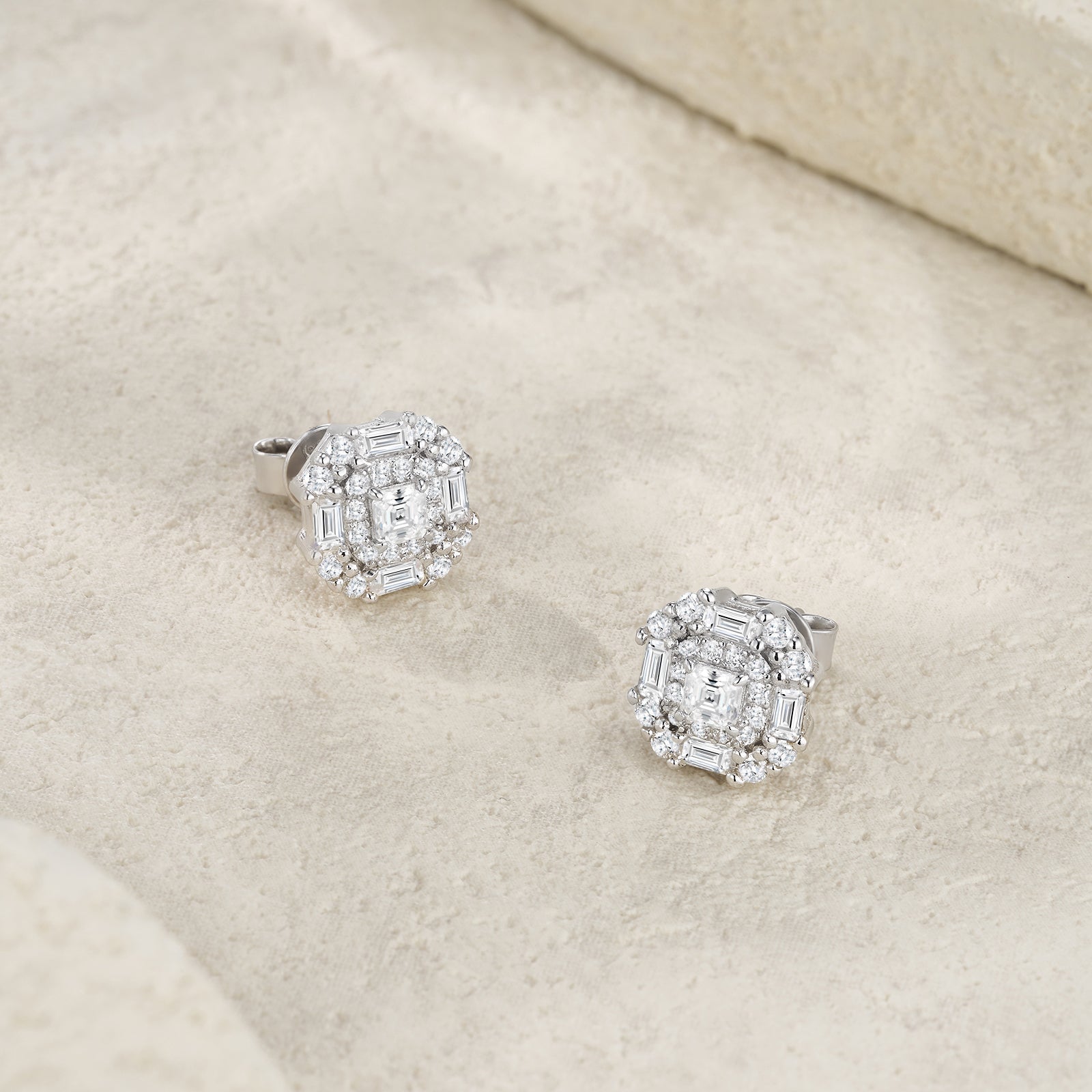 A Luxurious And Fashionable Minimalist Jewelry Earring Set Featuring Top-quality Moissanite Stones, Made Of S925 Silver Electroplated With Platinum.